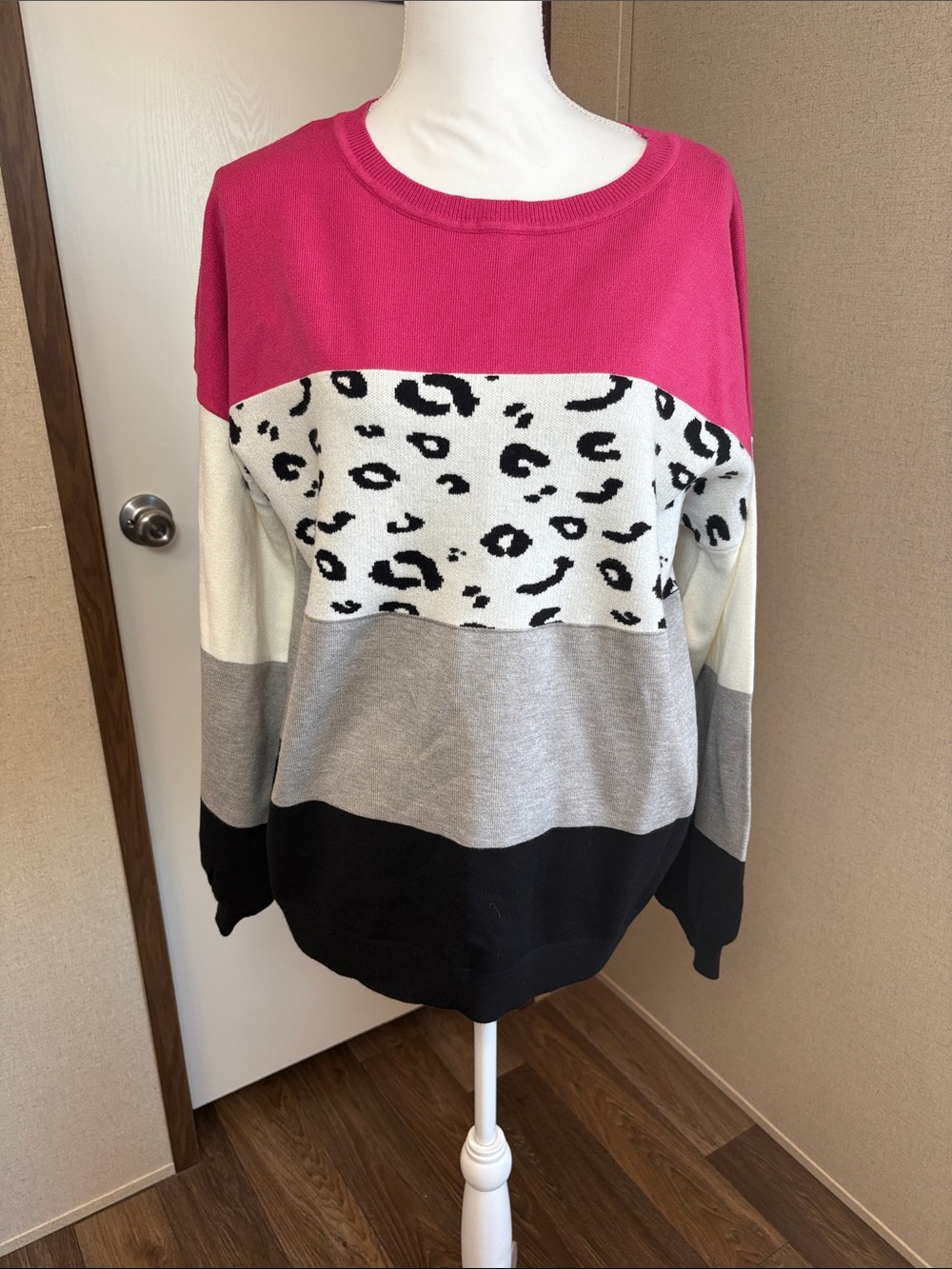 Andree By Unit Womens Leopard Colorblock Knit Sweater 1X Casual Chic Dopamine